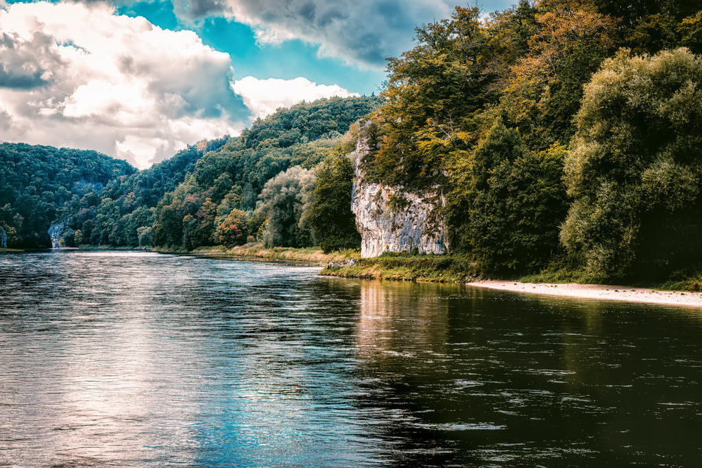 Herbstblick in die Weltenburger Enge und der blauen Donau,Kelheim | Das Bild zeigt den eindrucksvollen Donaudurchbruch (Naturschutzgebiet Weltenburger Enge) in Niederbayern zwischen Kelheim und dem Kloster Weltenburg. Hier bahnt sich die Donau ihren Weg durch bis zu 70 Meter hohe Kalksteinfelsen.Zwischen Kelheim und dem Kloster Weltenburg im Naturpark Altmühltal, Bayern.Die etwa 5,5 Kilometer lange Engstelle gehört zu den schönsten Geotopen und Naturlandschaften Deutschlands. - Realisiert mit Pictrs.com