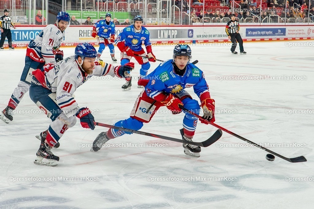 xKKUx02012601006 | 02.01.2026, xkkux, Eishockey, DEL2, Düsseldorfer EG - EHC Freiburg, PSD Bank Dome Düsseldorf: Freiburgs Tomas Schwamberger im Zweikampf gegen  Nicolas Geitner (DEG #05) 