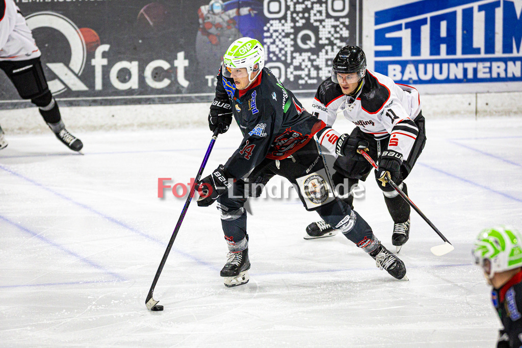 Peißenberg MINERS gegen EV Dingolfing | Eishockey Bayernliga 2025/26 Vorbereitung, Peißenberg MINERS gegen EV Dingolfing, 20250926,Niklas KIENLE (MINERS 14) in Aktion,2025-09-26 in Peißenberg (flatbuy Arena Peißenberg), Niklas KIENLE (MINERS 14), David MAUS (Dingolfing 11)Copyright: WolfgangxLindner www.foto-lindner.de