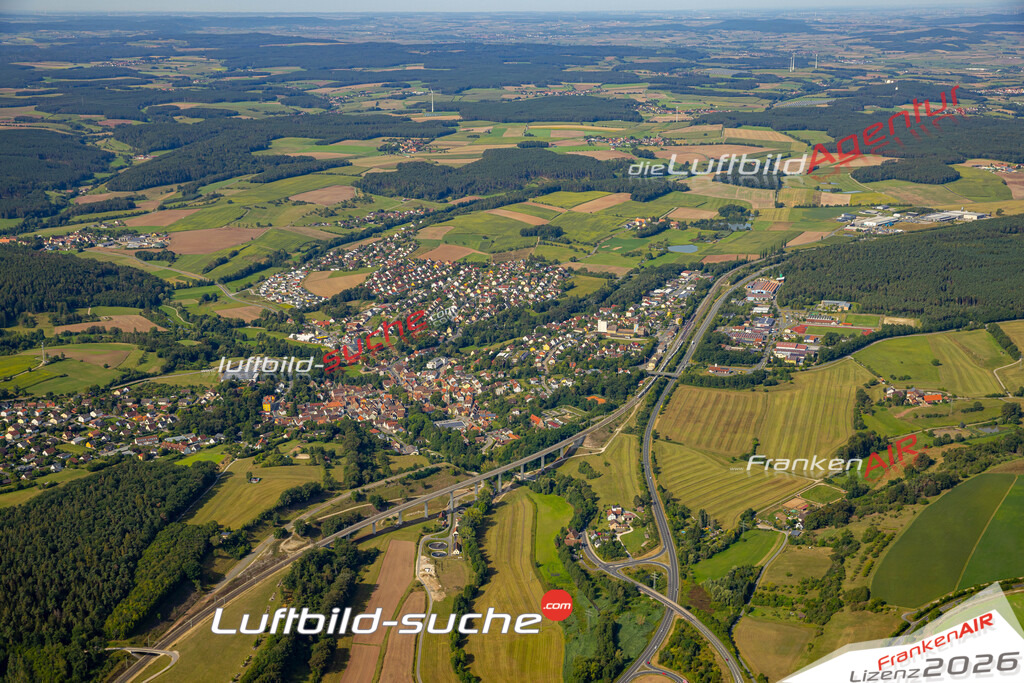 Das Luftbild zeigt :  Emskirchen - Die Luftaufnahme wurde 2024 vom UL-Flugzeug aus erstellt ( keine Drohne ) - Hochauflösende Luftaufnahme - Für grossformatige Ausdrucke geeignet. Die Geschenkidee !Mit Lizenz und Bildrechte bestellbar