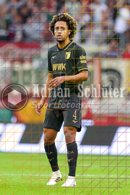 1. FC Köln vs FC Augsburg - 1. Bundesliga  | Köln, Deutschland, 18.10.25:   Han-Noah Massengo (FC Augsburg) schaut waehrend des Spiels der 1. Bundesliga zwischen  1. FC Köln vs FC Augsburg im RheinEnergieStadion(Foto von Brauer-Fotoagentur / Adrian Schlueter)