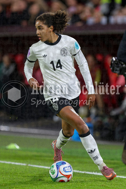 Deutschland vs Frankreich - Halbfinale - UEFA Women's Nations League | Düsseldorf, Deutschland, 24.10.25:   Cora Zicai ( Deutschland ) in Aktion am Ball, Einzelaktion waehrend des Halbfinals der UEFA Women's Nations League zwischen Deutschland vs Frankreich in der Merkur-Spiel-Arena(Foto von Brauer-Fotoagentur / Adrian Schlueter)