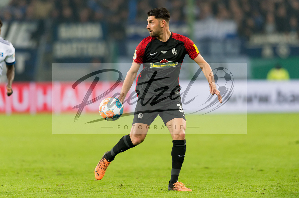 HSVSCF20220419_377 | Fussball, Herren: Vincenzo Grifo (SC Freiburg) in Aktion, am Ball, Einzelaktion beim DFB-Pokal-Halbfinalspiel zwischen Hamburger SV und SC Freiburg im Volksparkstadion am 19.04.2022 in Hamburg, Deutschland.DFB / DFL REGULATIONS PROHIBIT ANY USE OF PHOTOGRAPHS AS IMAGE SEQUENCES AND/OR QUASI-VIDEO. - Realisiert mit Pictrs.com