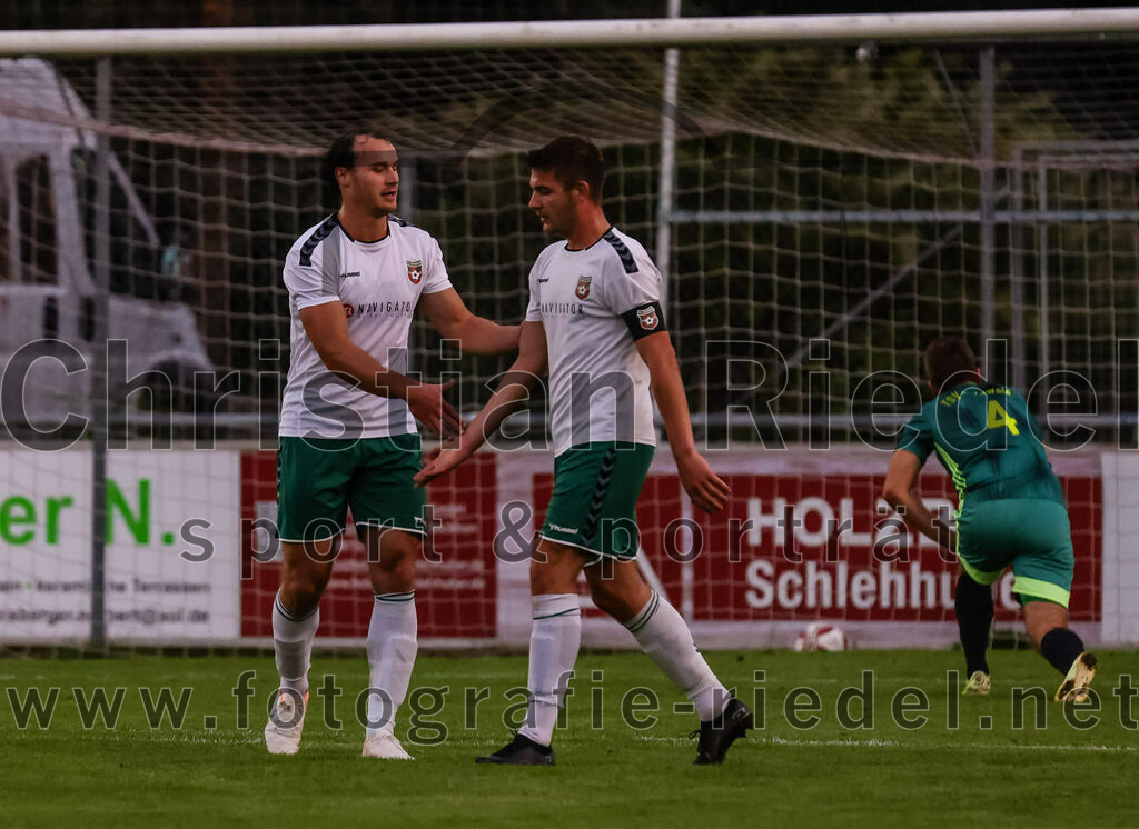 2023-09-01_053_FC_Schwaig_gegen_TSV_Gruenwald | Oberding, Deutschland, 01.09.2023:
Fußball, Landesliga Südost 2023 / 2024, 9. Spieltag, FC Schwaig gegen TSV Grünwald, Endergebnis: 3:1

Markus Straßer (FC Schwaig, #11), Raffael Ascher (FC Schwaig, #9)

Foto: Christian Riedel / fotografie-riedel.net