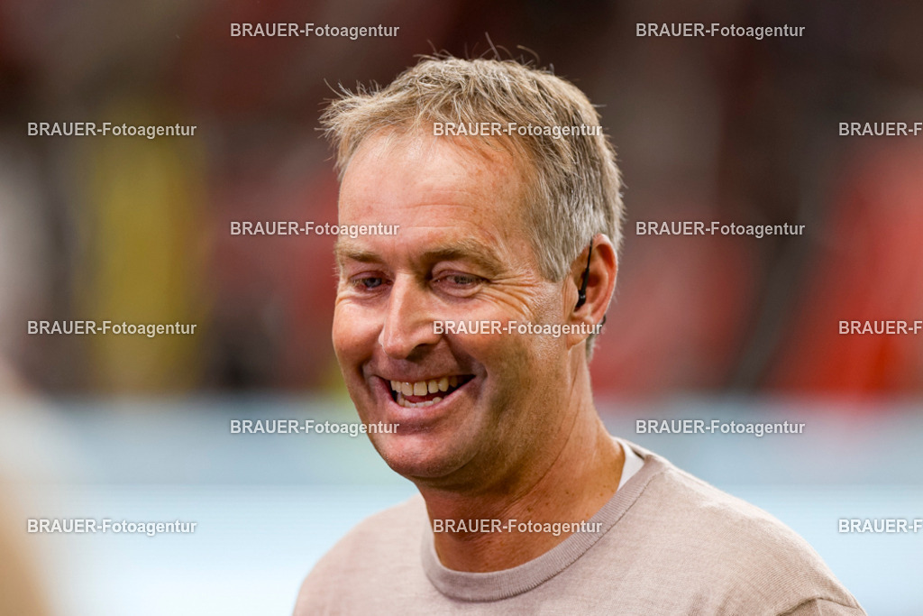 Bayer 04 Leverkusen vs Eintracht Frankfurt - Bundesliga  | Leverkusen, Deutschland, 12.09.25:   Trainer Kasper Hjulmand (Bayer 04 Leverkusen) lächelt, lacht und schaut waehrend des Spiels der Bundesliga zwischen  Bayer 04 Leverkusen vs Eintracht Frankfurt in der BayArena(Foto von Brauer-Fotoagentur / Adrian Schlueter)