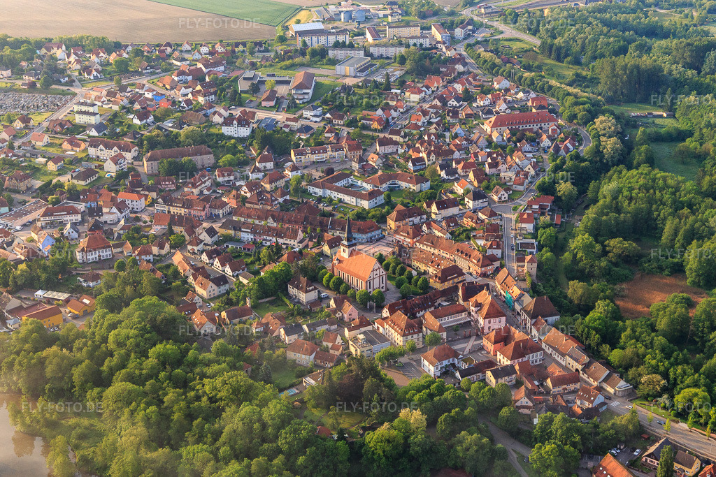 Luftbild: Stadtübersicht aus Nordwesten im Ortsteil Neulauterburg in Lauterbourg im Bundesland Bas-Rhin in Frankreich.Foto: IMG_113993.jpg vom 23.05.2019 durch Werner Riehm/FLY-FOTO.deAuflösung des Originals: 5230 x 3486 px