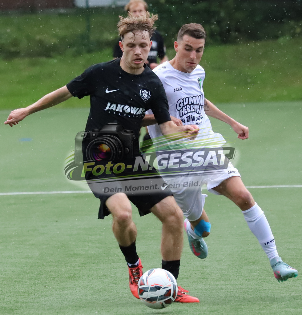 SC Bünde - BV 21 Stift-Quernheim | Auf dem Bild zu sehen: weiß SC Bünde: Daniel Brinkmann ; schwarz BV 21 Stift-Quernheim: Joshua Rogalsky SC Bünde, BV 21 Stift-Quernheim, Fistelmann Supercup, Hunnebrock, Deutschland  - Realisiert mit Pictrs.com