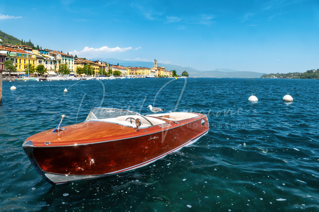 Salò | Salò am Westufer des Gardasees mit einem schicken Holzboot