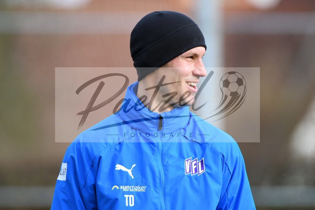 20200225_TRAOSN_0014 | Fussball, Herren: Co-Trainer Tim Danneberg (VfL Osnabrueck) lacht waehrend der Trainingseinheit des VfL Osnabrueck im Sportpark Illoshoehe am 25.02.2020 in Osnabrueck, Deutschland. - Realisiert mit Pictrs.com