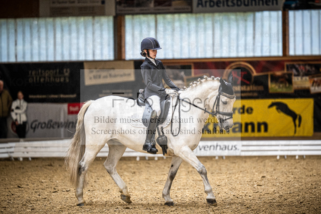 DOS_2278 | Entdecke hochwertige Reitturnierfotos von Foto Oger. Professionell, emotional und authentisch – jetzt Lieblingsmomente im Shop bestellen.Deutschlandweite Turnierfotografie. - Realisiert mit Pictrs.com
