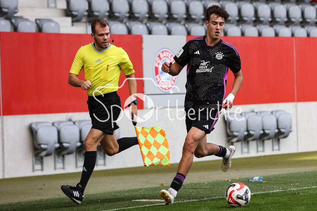 FC Bayern Muenchen U19 - 1. FC Kaiserslautern U19 | Javier FERNANDEZ GONZALEZ (FCB #8) am Ball / Freisteller / Einzelfoto