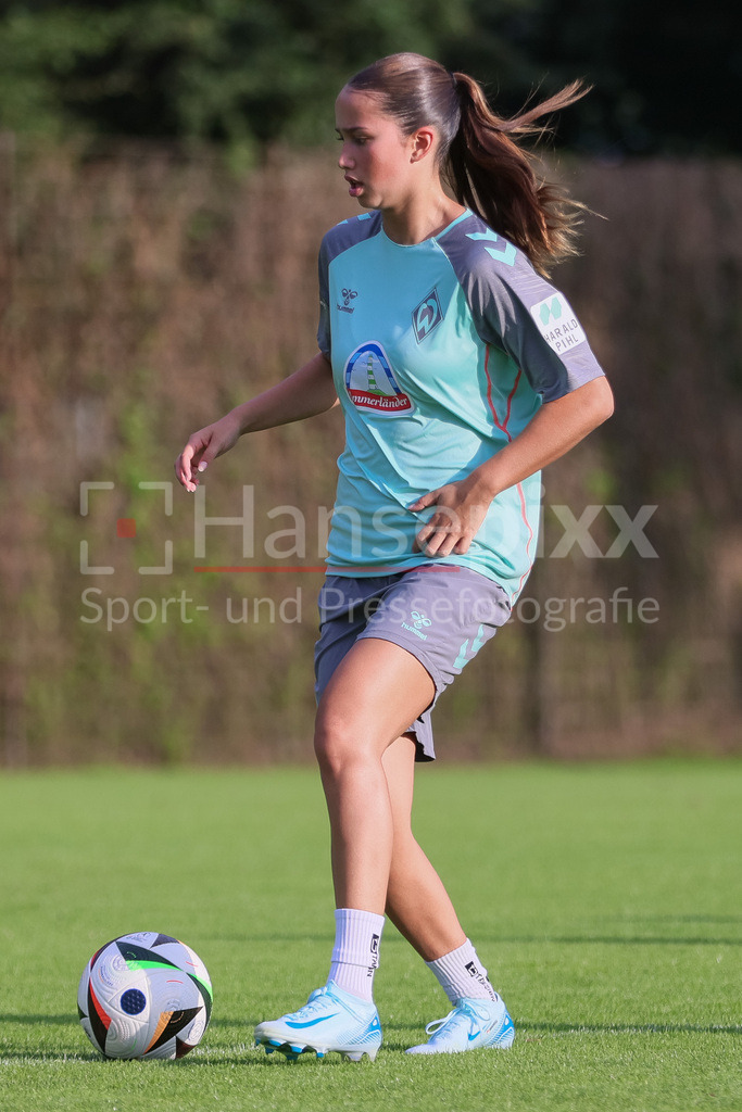 Fussball, Google Pixel Frauen-Bundesliga, Training SV Werder Bremen | v.li.: Amira Dahl (SV Werder Bremen, 17) am Ball, Freisteller, Einzelbild, Ganzkörper, Aktion, Action, Spielszene