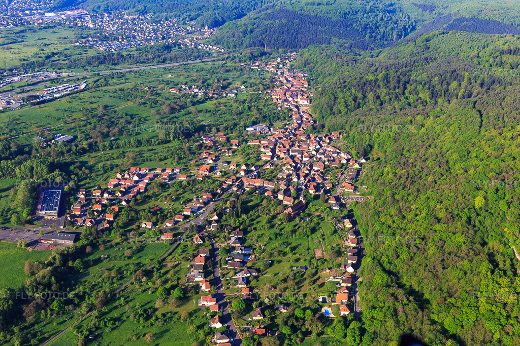 Luftbild: Ortsansicht am Rand der Nordvogesen aus Norden in Saint-Jean-Saverne im Bundesland Bas-Rhin in Frankreich. Foto: IMG_145956.jpg vom 01.05.2025 durch Werner Riehm/FLY-FOTO.de