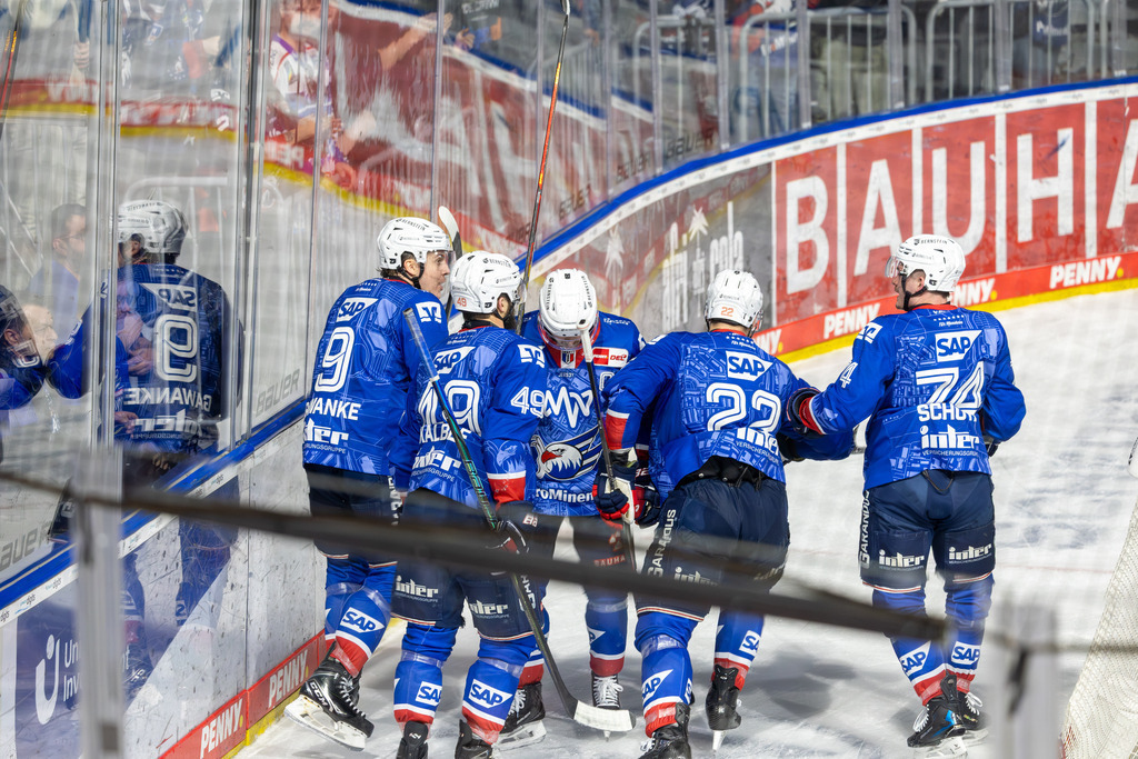 DEL, Deutsche Eishockey Liga Saison 2025/26, Playoff-Viertelfinale, Spiel 5: Adler Mannheim gegen Fischtown Pinguins Bremerhaven | DEL, Deutsche Eishockey Liga Saison 2025/26, Playoff-Viertelfinale, Spiel 5: Adler Mannheim gegen Fischtown Pinguins Bremerhaven***Großer Jubel bei Mannheim nach dem Ausgleichstreffer durch Matthias Plachta (22) - Realisiert mit Pictrs.com