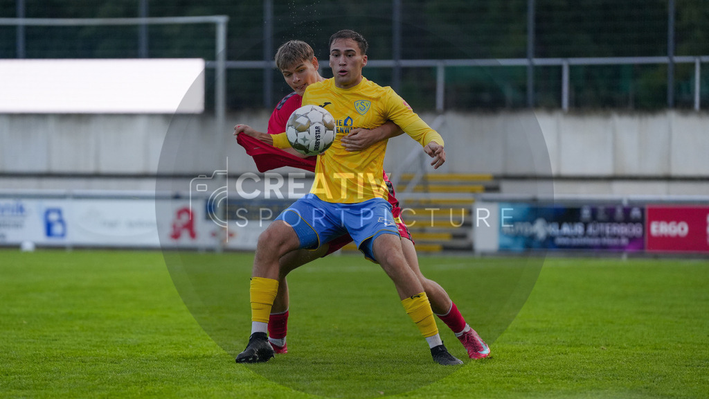 Fußball, Herren, Saison 2025/2026, Regionalliga Nordost, 8. Spieltag, FSV 63 Luckenwalde vs. FC Hertha 03 Zehlendorf, Dienstag 16.09.2025, Werner-Seelenbinder-Stadion Luckenwalde, | Fußball, Herren, Saison 2025/2026, Regionalliga Nordost, 8. Spieltag, FSV 63 Luckenwalde vs. FC Hertha 03 Zehlendorf, Dienstag 16.09.2025, Werner-Seelenbinder-Stadion Luckenwalde, Im Bild: v.l. Ron Wachs (Zehlendorf) und Simon Gollnack (Luckenwalde) - Realisiert mit Pictrs.com