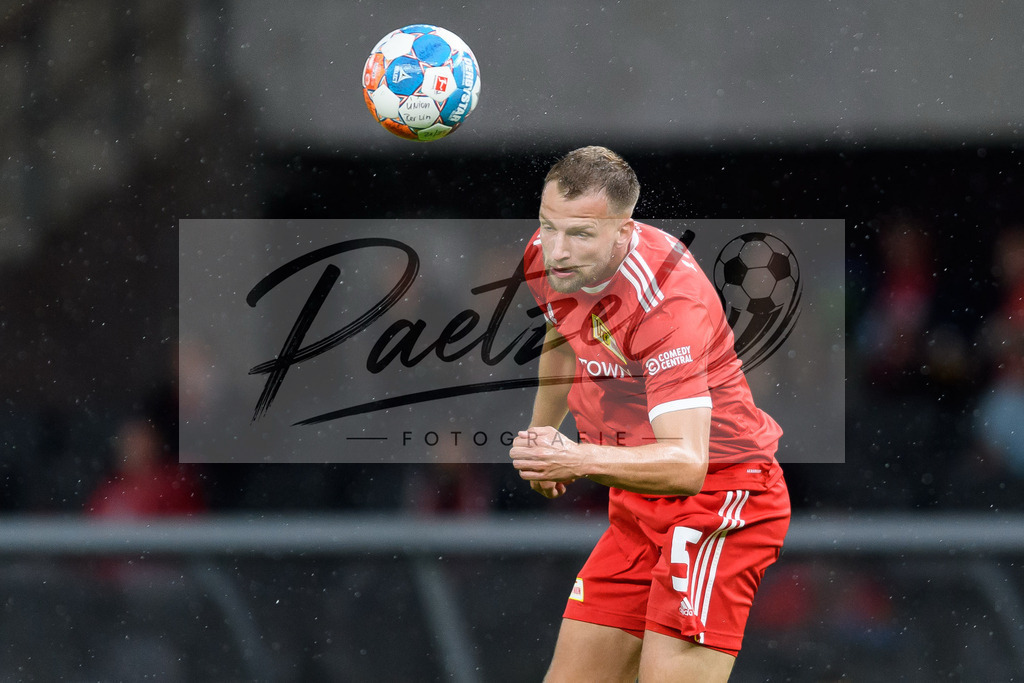 FCUKUO20210826_101 | Fussball, Herren: Marvin Friedrich (1.FC Union Berlin) in Aktion, am Ball, Einzelaktion beim Spiel der UEFA Conference League zwischen 1. FC Union Berlin und Kuopion PS im Olympiastadion am 26.08.2021 in Berlin, Deutschland. - Realisiert mit Pictrs.com