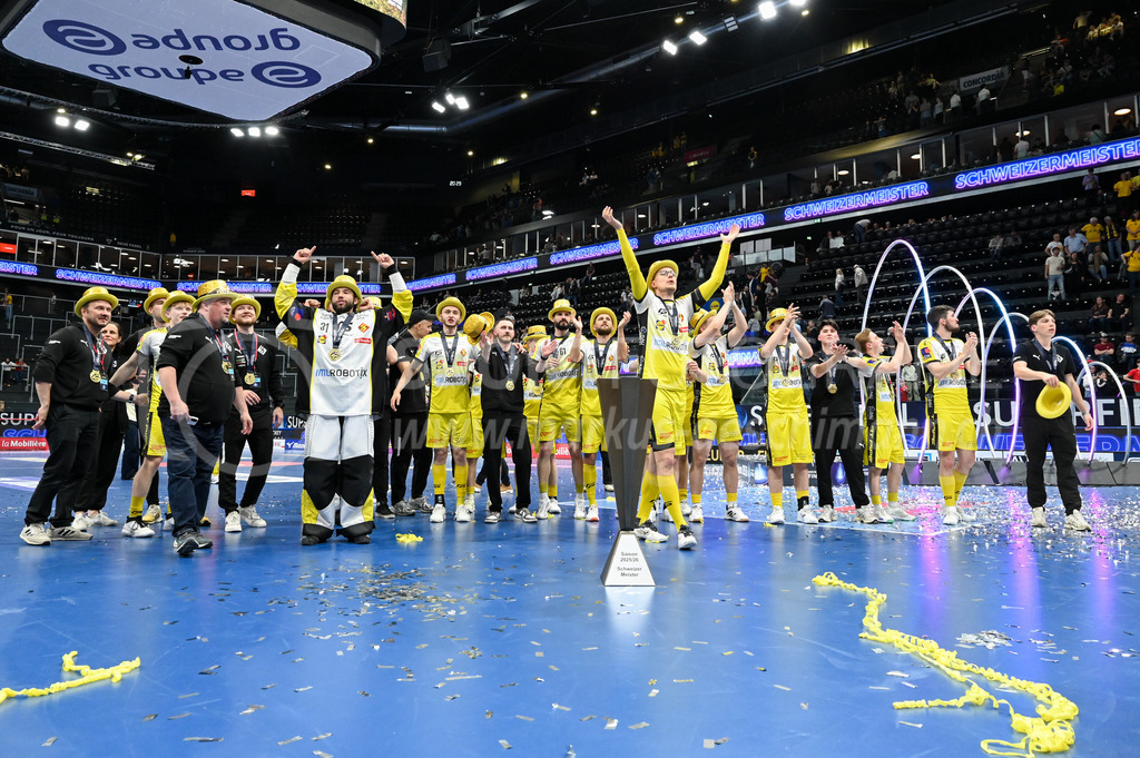 Zug United - HC Rychenberg - 25. April 2026 | Die HCR-Spieler singen mit den Fans ihr Siegerlied am L-UPL Superfinal-Spiel zwischen Zug United und HC Rychenberg am 25. April 2026 in der BCF Arena, Fribourg, Schweiz.Bild: Sportfotografie Markus Aeschimann | www.markus-aeschimann.ch - Realisiert mit Pictrs.com
