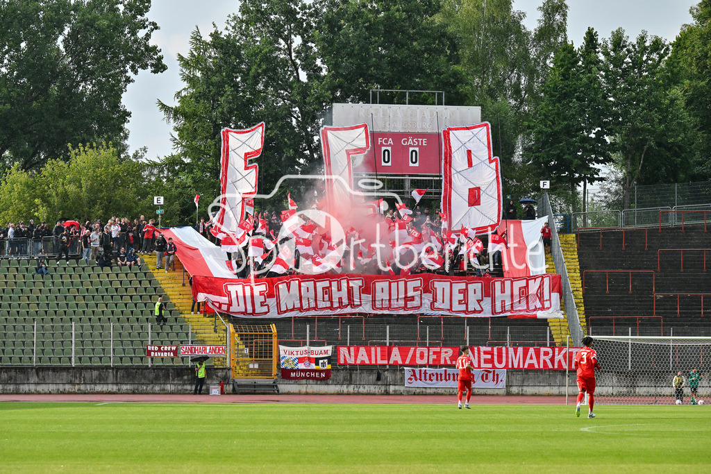 FC Augsburg II - FC Bayern Amateure | Die Fans der Bayern Amateure haben eine Choreo zu Spielbeginn vorbereitet / Regionalliga Bayern: FC Augsburg II - FC Bayern Muenchen II, Rosenaustadion am 25.07.2025 / Pyro / Pyrotechnik