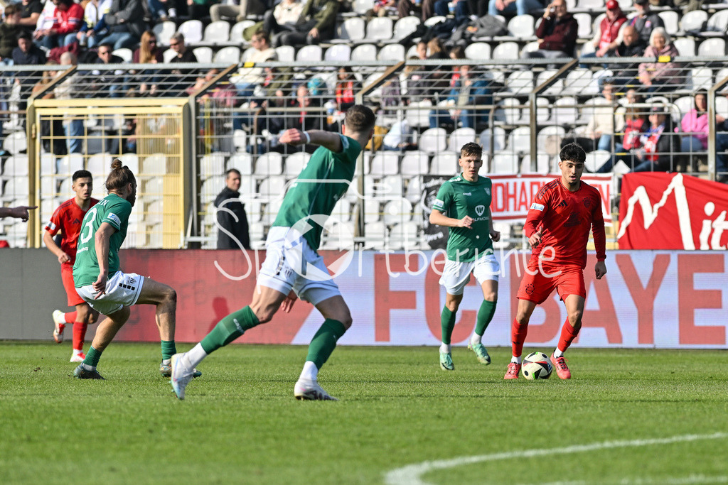 FC Bayern Amateure - 1. FC Schweinfurt 05 | in dieser Szene ist Emirhan DEMIRCAN (FC Bayern Muenchen II 21) auf dem Weg zum Tor / Regionalliga Bayern: FC Bayern Muenchen II - 1. FC Schweinfurt 1905, Gruenwalder Stadion am 22.02.2025