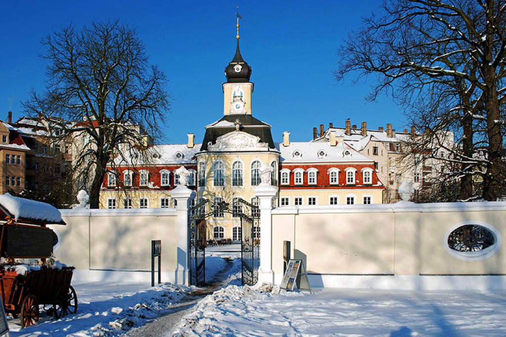 Bildlexikon Leipzig - Gohliser Schlösschen im Winter | Das Team hinter BILDLEXIKON LEIPZIG bündelt historische wie aktuelle Informationen über die Stadt Leipzig in Text und Bild auf einer Plattform und stellt diese der interessierten Öffentlichkeit zur Verfügung.