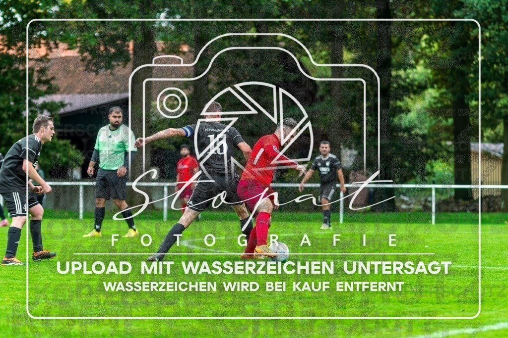 FSFSLEN-1060 | Rezan Alpinar (Eintracht Leinetal 4 #10) und Danielo Scheffler (FG Fulde-Stellichte 2 #15) beim Herren 3. Kreisklasse HK Spiel zwischen FG Fulde-Stellichte 2 und Eintracht Leinetal 4 im Fulder Zentralstadion, Fulde (Simon Paul Stopat) - Realisiert mit Pictrs.com