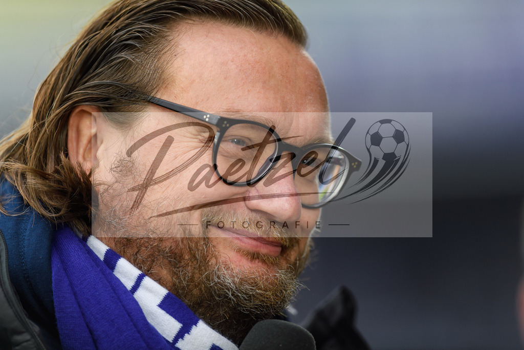 OSNTSV20211106_083 | Fussball, Herren: Geschaeftsfuehrer Michael Welling (VfL Osnabrueck) schaut bei dem Spiel der 3. Liga zwischen VfL Osnabrueck und TSV 1860 Muenchen im Stadion an der Bremer Bruecke am 06.11.2021 in Osnanbrueck, Deutschland.DFB / DFL REGULATIONS PROHIBIT ANY USE OF PHOTOGRAPHS AS IMAGE SEQUENCES AND/OR QUASI-VIDEO. - Realisiert mit Pictrs.com