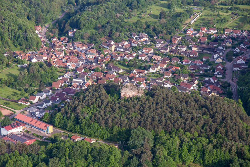 Luftbild: Engelsmannsfelsen im Ortsteil Gossersweiler in Gossersweiler-Stein im Bundesland Rheinland-Pfalz in Deutschland. Foto: IMG_140706.jpg vom 20.05.2024 durch Werner Riehm/FLY-FOTO.de