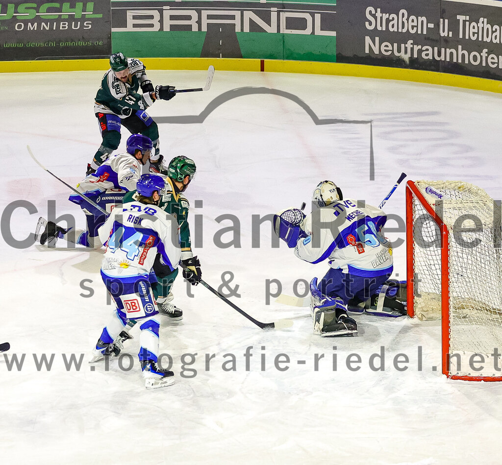 2026-01-23_051_TSV_Erding_gegen_SC_Riessersee | Erding, Deutschland, 23.01.2026:Eishockey, Oberliga Süd 2025 / 2026, 40. Spieltag, TSV Erding gegen SC Riessersee, Endergebnis: 6:5 n.V.Marco Pfleger (Erding Gladiators, #47), Charles Risk (SC Riessersee, #44), Torwart Andreas Mechel (SC Riessersee, #50)Foto: Christian Riedel / fotografie-riedel.net