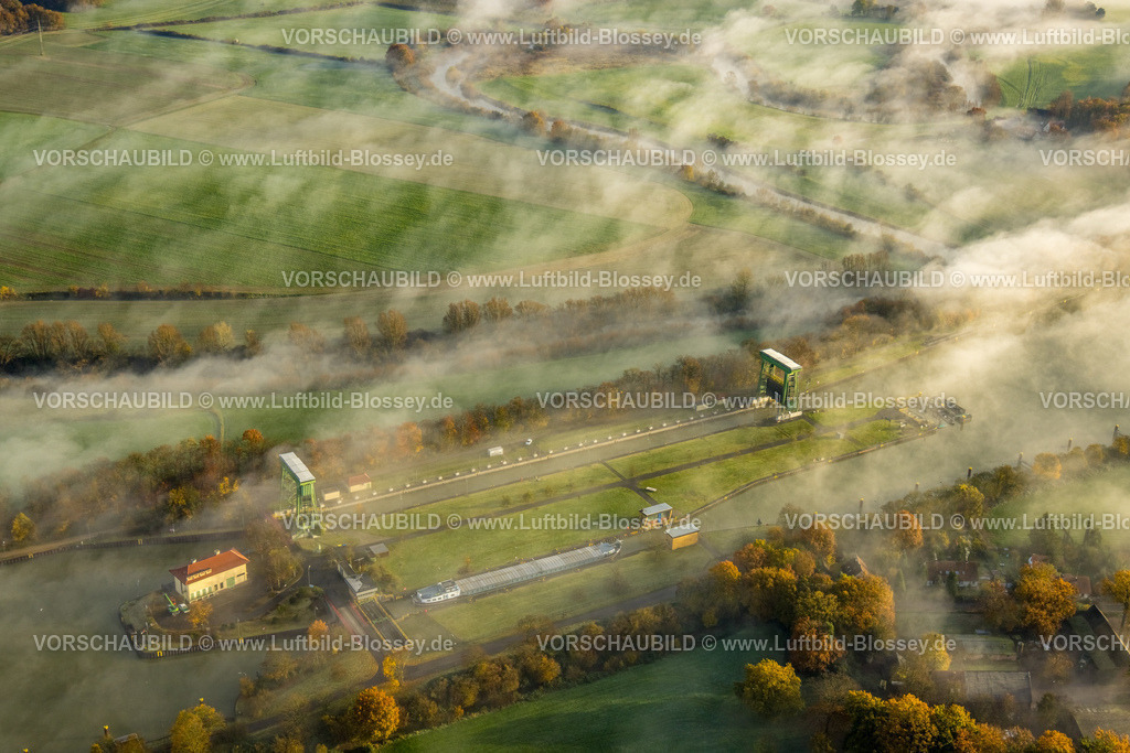 Haltern231104131 | Luftbild, Nebelschwaden über der Schleuse Flaesheim am Wesel-Datteln-Kanal und der Lippeaue mit Fluss Lippe, umgeben von herbstlichen Laubbäumen, Flaesheim, Haltern am See, Ruhrgebiet, Münsterland, Nordrhein-Westfalen, Deutschland