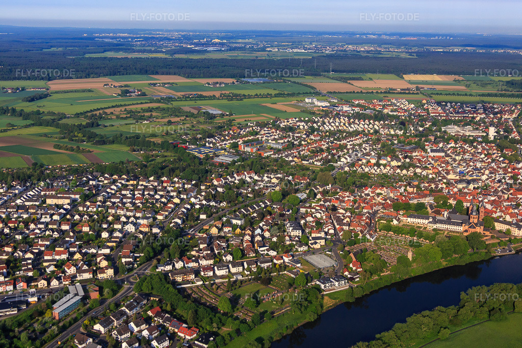 Luftbild: Stadtübersicht am Mainufer aus Osten mit Klostergarten Seligenstadt in Seligenstadt im Bundesland Hessen in Deutschland. Foto: IMG_088745.jpg vom 20.05.2016 durch Werner Riehm/FLY-FOTO.deLogo der Staatlichen Schlösser und Gärten Hessen - zur