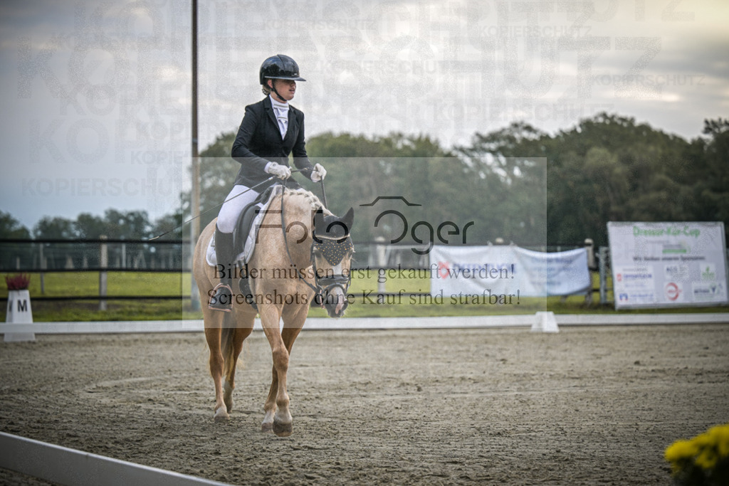 DOS_1089 | Entdecke hochwertige Reitturnierfotos von Foto Oger. Professionell, emotional und authentisch – jetzt Lieblingsmomente im Shop bestellen.Deutschlandweite Turnierfotografie. - Realisiert mit Pictrs.com