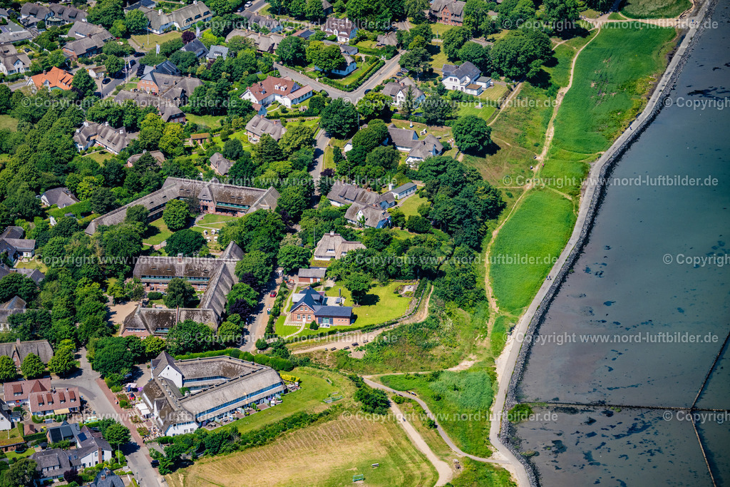 Sylt_Keitum_Restaurant_Schröders_Am_Kliff_Tipkenhoog_ELS_0032210625 | KEITUM 21.06.2025 Ortsansicht an der Meeres-Küste Am Kliff in Keitum auf der Insel Sylt im Bundesland Schleswig-Holstein, Deutschland. // View of the sea coast at Am Kliff in Keitum on the island of Sylt in the federal state of Schleswig-Holstein, Germany. Foto: Martin Elsen