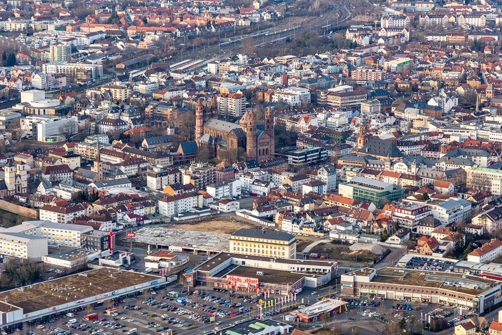 Luftbild: Dom St. Peter in Worms im Bundesland Rheinland-Pfalz in Deutschland. Foto: IMG_130548.jpg vom 12.02.2022 durch Werner Riehm/FLY-FOTO.deWWW.WORMSER-DOM.DE