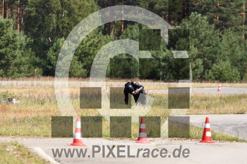0666-20240705_02989 | Schöne Erinnerungen an spannende Momente - das festzuhalten ist unser Job. PIXELrace.de ist seit 2003 auf den Rennstrecken Europas unterwegs um die Action draußen beim Fahren und die wunderbare Stimmung imm Fahrerlager für euch einzufangen.