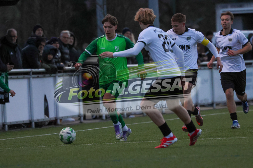 SV Rödinghausen - SC Preußen Münster | Auf dem Bild zu sehen: grün SV Rödinghausen: David Krause ; weiß SC Preußen Münster v.l.: Malte Varelmann, Luca Toni Schroer SV Rödinghausen, SC Preußen Münster, Saison 25/26, A-Jugend Westfalenpokal, Achtelfinale, U19, Deutschland - Realisiert mit Pictrs.com