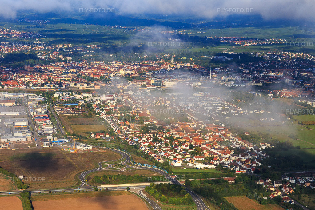 Luftbild: Ortsansicht von Osten jenseits der A65 im Ortsteil Queichheim in Landau im Bundesland Rheinland-Pfalz in Deutschland. Foto: IMG_103412.jpg vom 10.09.2017 durch Werner Riehm/FLY-FOTO.de