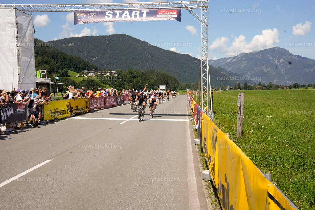 662_20230817_Bewerb_Maenner_Muehlanger | AUT - OESTERREICH, 2023-08-16: SPORT RENNRAD-FAHREN - 55. INTERNATIONALER RADWELTPOKAL IN ST. JOHANN IN TIROL  - Vintage-Radrennen mit WM-Bronze-Medaillen-Siegerin Christina Schweinberger, den Teilnehmer und Alexander Baumann (vom Orginastions-Team) - TAG 2 BEWERB MAENNER IN SECHS GRUPPEN  ; Foto: Roland Muehlanger