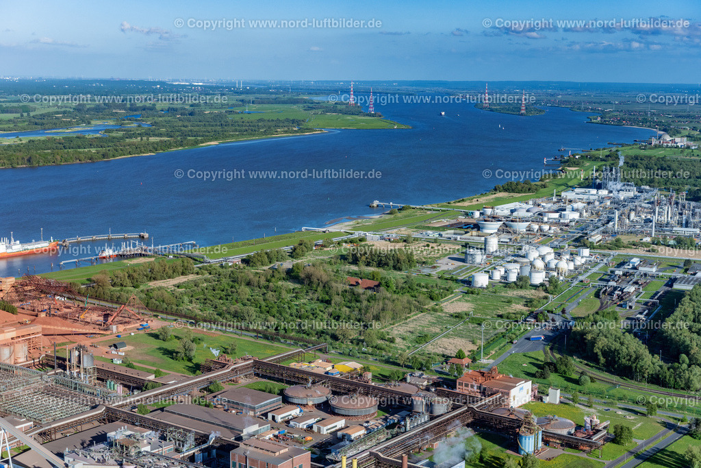 Stade_Seehafen_Lng_ELS_2582140522 | STADE 14.05.2022 Hafenanlage Stader Seehafen AOS am Bützflether Sand in Bützfleth im Bundesland Niedersachsen, Deutschland. Auf der Grünfläche soll bis 2026 der Hanseatic Energy Hub entstehen. Das geplante Terminal für den Import von verflüssigtem Erdgas (LNG) wird in den vorhandenen Industriepark integriert. Weiterführende Informationen bei: AOS Aluminium Oxid Stade GmbH,  Dow Deutschland Anlagengesellschaft mbH. // Port facility Stader Seehafen AOS am Buetzflether Sand in Buetzfleth in the state Lower Saxony, Germany. The Hanseatic Energy Hub is to be built on the green space by 2026. The planned terminal for the import of liquefied natural gas (LNG) will be integrated into the existing industrial park. Further information at: AOS Aluminium Oxid Stade GmbH,  Dow Deutschland Anlagengesellschaft mbH. Foto: Martin Elsen