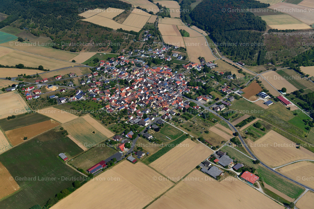 3650593 | BöTTIGHEIM 13.09.2016 Stadtansicht vom Stadtrand angrenzend an landwirtschaftliche Feldern  in Böttigheim im Bundesland Bayern, Deutschland // City view from the outskirts with adjacent agricultural fields  in Böttigheim in the state Bavaria, Germany Foto: Gerhard Launer