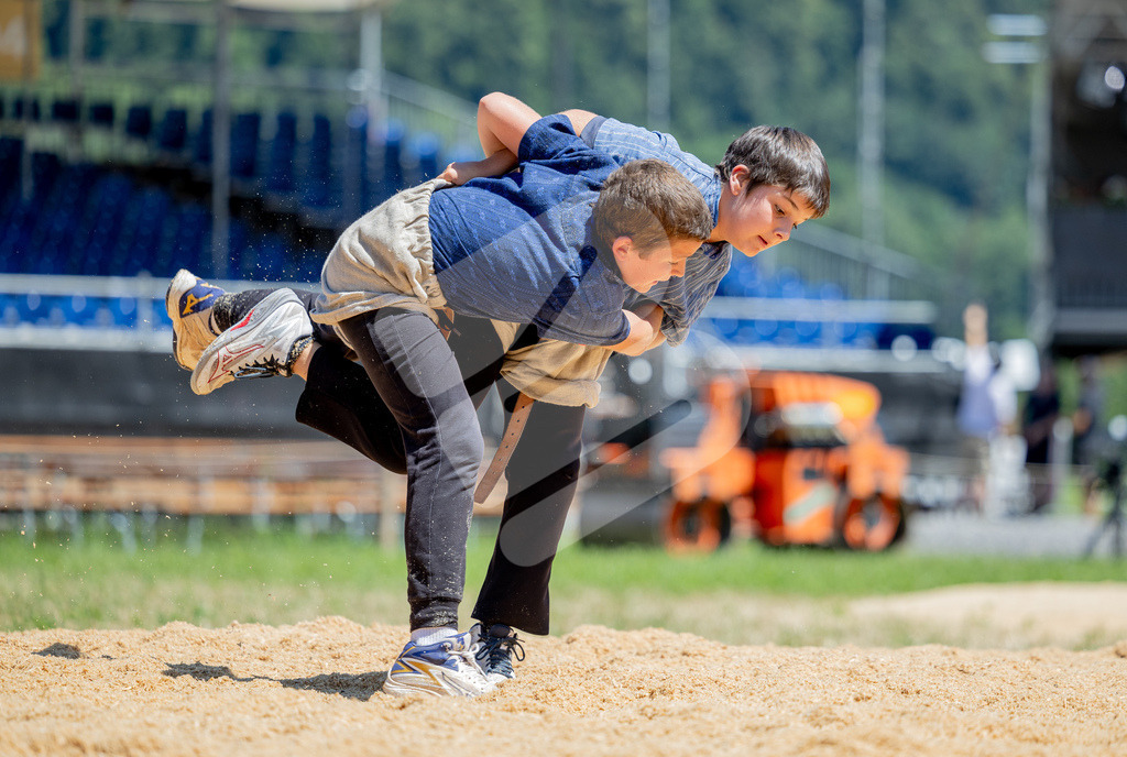 SchwyzerJung2026_00036 | Die Schwinger des Schwyzer Kantonalen Schwingerverbandes: Fotos, die Dynamik und Leidenschaft festhalten, sowie emotionale Momente aus dem traditionellen Schwingsport zeigen. - Realisiert mit Pictrs.com