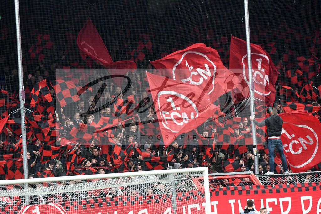 20200208_OSNFCN_0042 | Fußball, Herren: . Die Fans vom 1. FC Nuernberg waehrend des Spiels der 2. Bundesliga zwischen VfL Osnabrueck und 1. FC Nuernberg im Stadion an der Bremer Bruecke am 08.02.2020 in Osnabrueck, Deutschland.DFB / DFL REGULATIONS PROHIBIT ANY USE OF PHOTOGRAPHS AS IMAGE SEQUENCES AND/OR QUASI-VIDEO. - Realisiert mit Pictrs.com