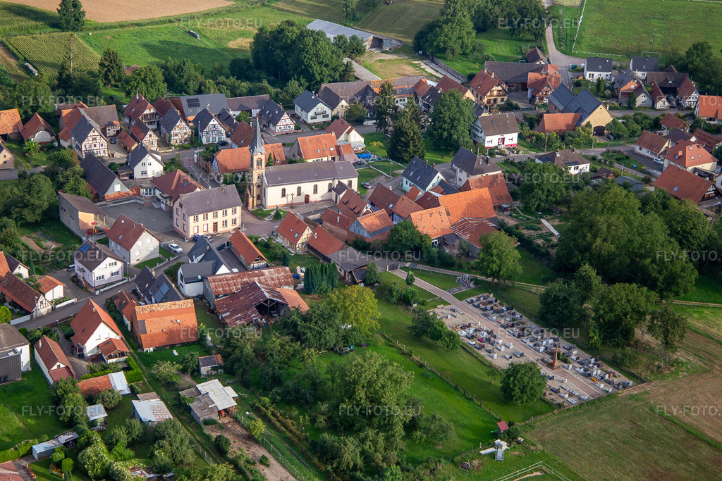 Vue aérienne: Cimetière à Siegen dans le département Bas Rhin, France. Photo: IMG_137728.jpg prise le 12/08/2023 par Werner Riehm/FLY-FOTO.eu – Résolution de l'original: 5228 x 3485 px