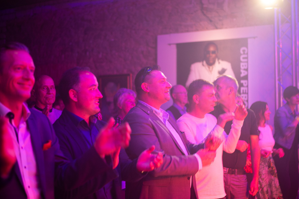 Tango meets Cuba | Tango meets Cuba mit den Klazz Brothers & Cuba Percussion im Forte Belvedere Leisnig zum Festival Hallo Leisnig 2022. - Realisiert mit Pictrs.com