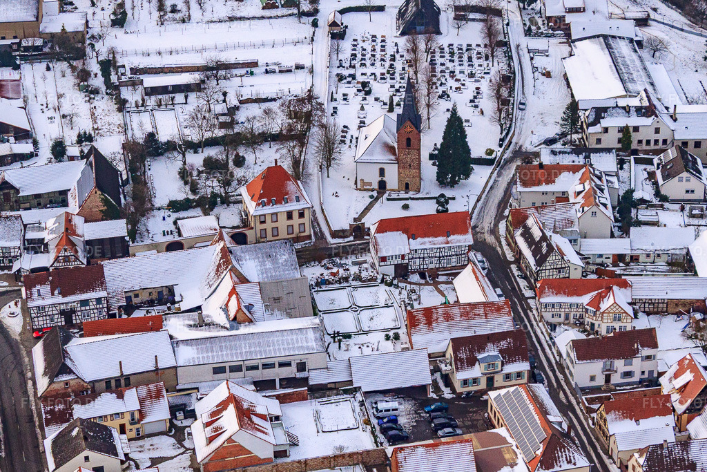 Luftbild: Raiffeisenstraße x Kirchstraße bei Schnee in Winden im Bundesland Rheinland-Pfalz in Deutschland. Foto: IMG_23751.jpg vom 16.01.2010 durch Werner Riehm/FLY-FOTO.de