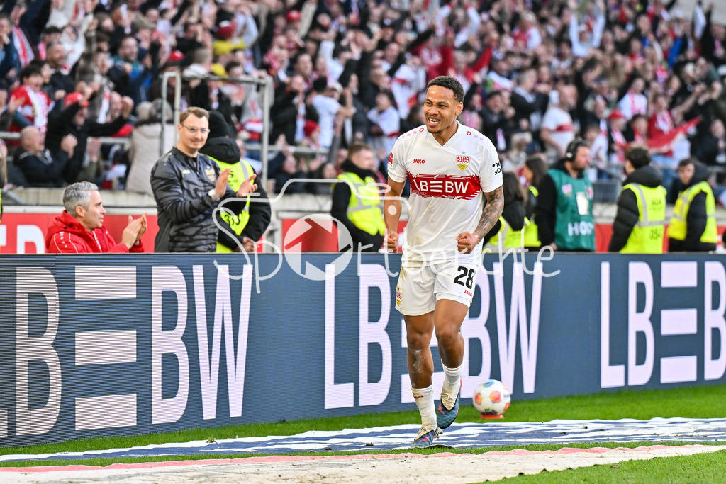 VfB Stuttgart - VfL Wolfsburg | STUTTGART, DEUTSCHLAND - 01. MÄRZ: Jubel der Stuttgarter nach dem Treffer zum 4-0 durch Nikolas NARTEY (VfB Stuttgart 28) / Tor / Torschuetze / Freude / Happy während dem Bundesligamatch zwischen dem VfB Stuttgart und dem VfL Wolfsburg am 24. Spieltag in der MHP-Arena / DFL REGULATIONS PROHIBIT ANY USE OF PHOTOGRAPHS AS IMAGE SEQUENCES AND/OR QUASI-VIDEO