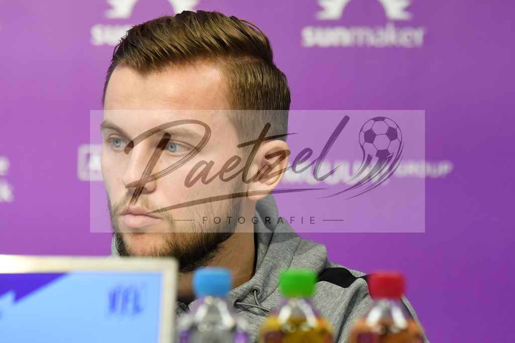 20200304_PKOSNA_0016 | Fussball, Herren: David Blacha (VfL Osnabrueck) schaut waehrend der Pressekonferenz des VfL Osnabrueck im Presseraum des Stadion an der Bremer Bruecke am 04.03.2020 in Osnabrueck, Deutschland. - Realisiert mit Pictrs.com