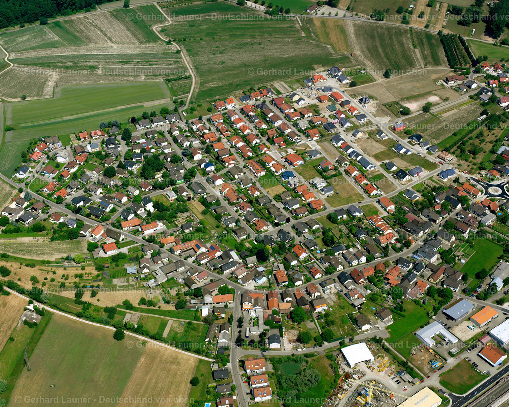 2526172 | KARTUNG 01.08.2005 Ortsansicht der Straßen und Häuser der Wohngebiete in Kartung im Bundesland Baden-Württemberg, Deutschland // Town View of the streets and houses of the residential areas in Kartung in the state Baden-Wuerttemberg, Germany Foto: Gerhard Launer