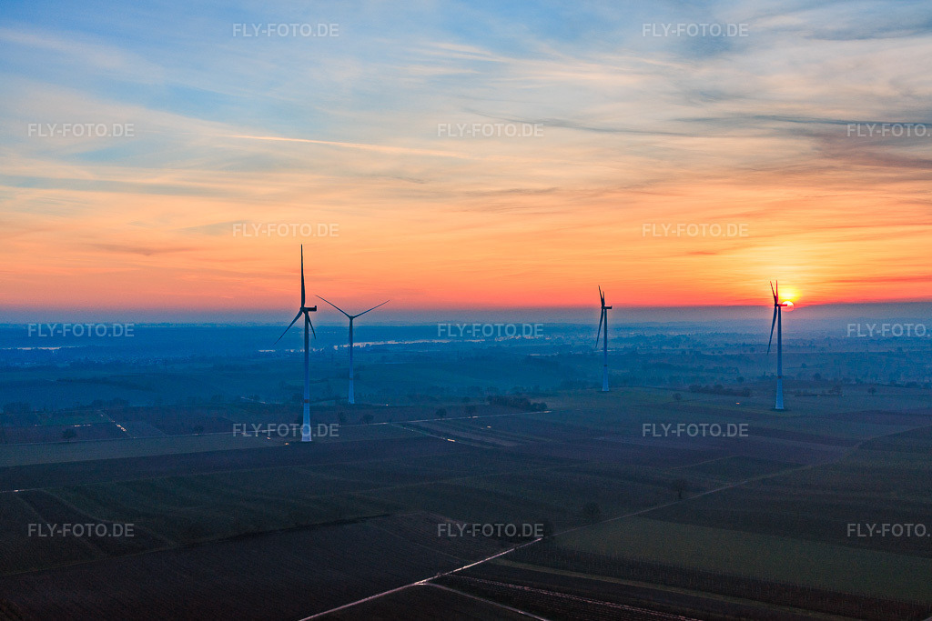 Luftbild: Sonnenuntergang beim Windpark Freckenfeld in Freckenfeld im Bundesland Rheinland-Pfalz in Deutschland. Foto: IMG_152205.jpg vom 12.12.2025 durch Werner Riehm/FLY-FOTO.de