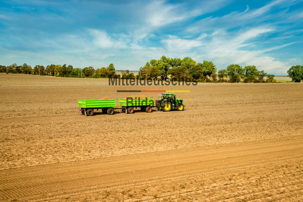 Landwirtschaft_Feld_Niederndoeleben_Traktor_Maschine-0578 | Die schönsten Luftbilder von Sachen-Anhalt & Mitteldeutschland als Bilddatenbank zur kommerziellen Nutzung. Nutzen Sie unsere Erfahrung seit 2005 in der Luftbildfotografie. - Realisiert mit Pictrs.com