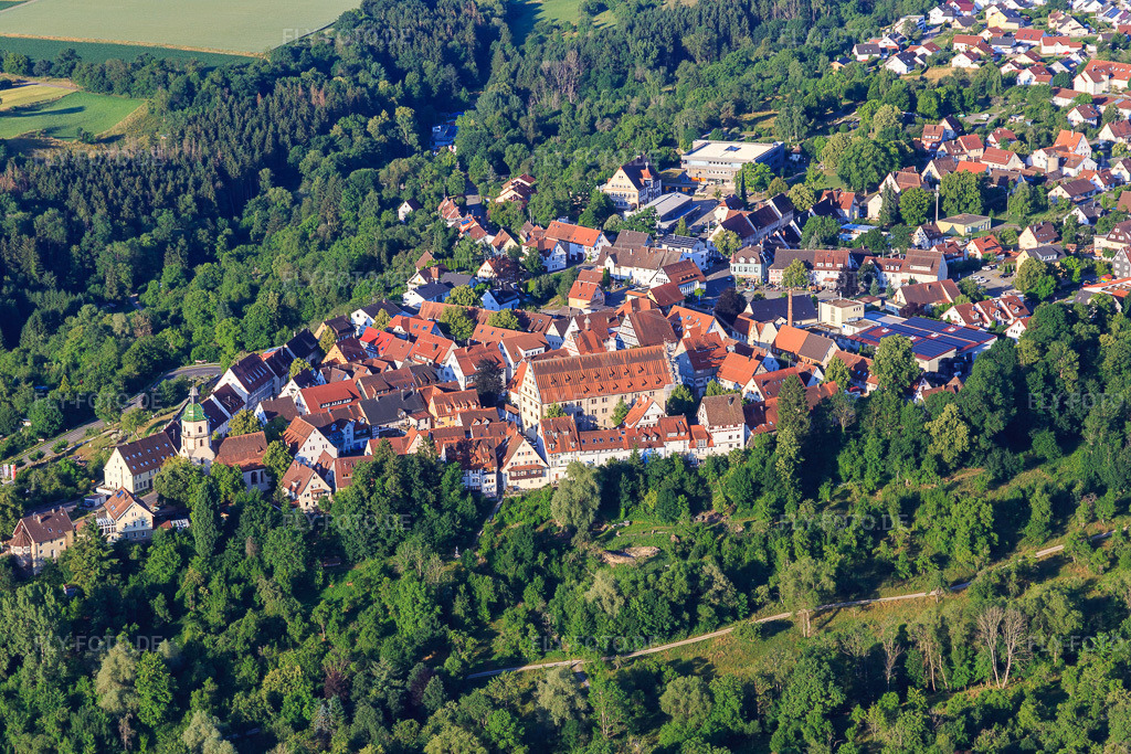 Luftbild: Historischer Ortskern mit Fruchtkasten und Stadtkirche in Rosenfeld im Bundesland Baden-Württemberg in Deutschland. Foto: IMG_148900.jpg vom 28.06.2025 durch Werner Riehm/FLY-FOTO.deFRUCHTKASTEN.DE/OEFFNUNGSZEITEN